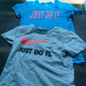 2 Nike tees